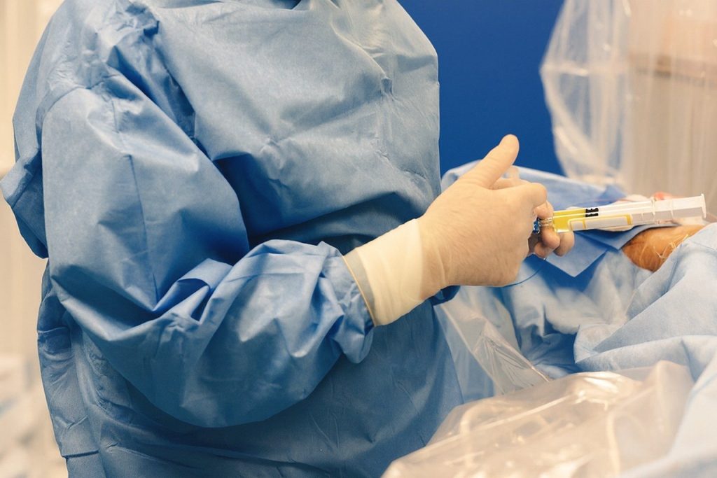 Bloc interventionnel ou un radiologue embolise des fibromes utérins